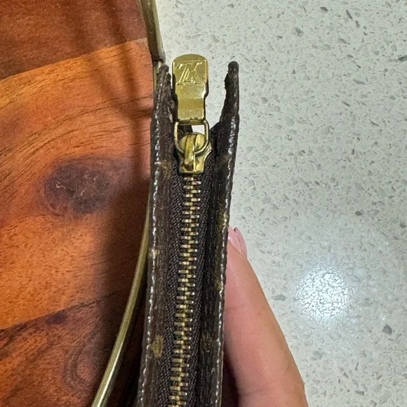 Louis Vuitton Authentic Vintage Monogram Pouch - Picture 4 of 9